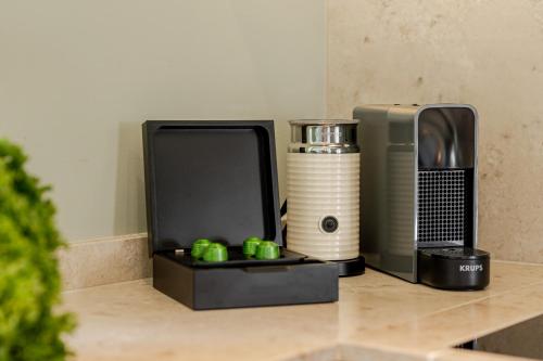 a kitchen counter with a coffee processor and green apples at Hiidbloom - Hüs im Wattweg in Kampen
