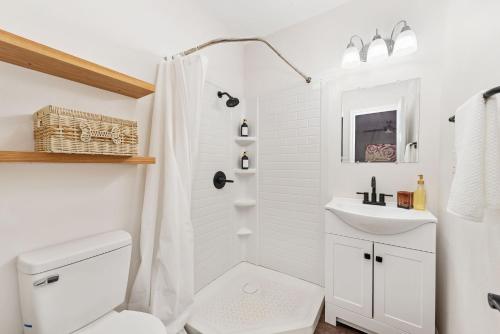 Ένα μπάνιο στο Charming midtown home