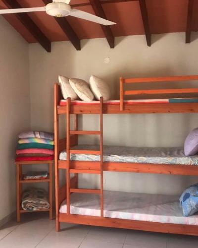 two bunk beds in a room with a ceiling at Casa Quinta Sagrada Familia de Nazaret in Guarambaré