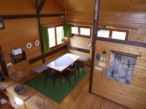 eine Draufsicht auf einen Raum mit einem Tisch und Stühlen in der Unterkunft Ferienhaus Casa del diavolo in Bernau im Schwarzwald