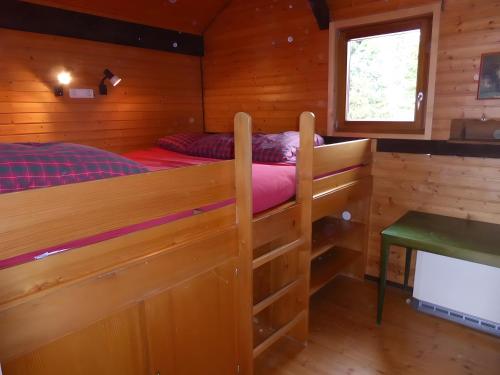 Zimmer mit 2 Betten in einer Hütte in der Unterkunft Ferienhaus Casa del diavolo in Bernau im Schwarzwald