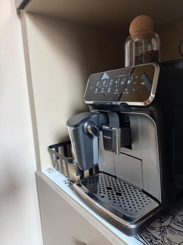Apartment in a beautiful gardenにあるコーヒーまたはお茶