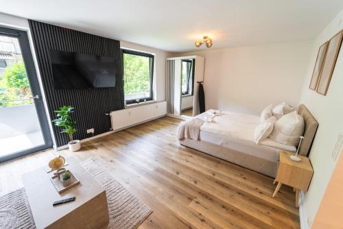 Un dormitorio con una cama y un televisor de pantalla plana. en Hanseperle - Balkon, Smart-TV, zentral in Bremen, en Bremen