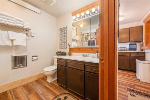 Bilik mandi di RMR: Tensleep A5 Condo in Teton Village