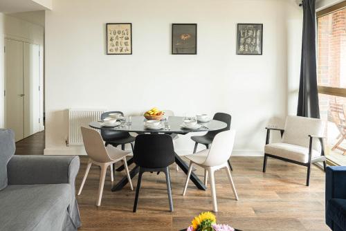 a dining room with a table and chairs at Bermondsey Apartments By Sleepy Lodge in London