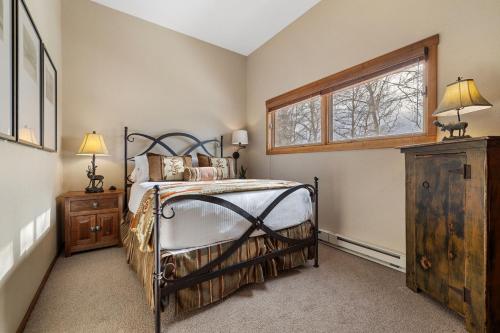 威尔森RMR: Thistle 921 Condo in The AspensWilsonWY的带床和窗户的卧室