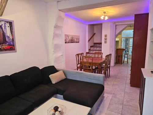 a living room with a couch and a table at Habitacion en Casa compartida in Bellreguart
