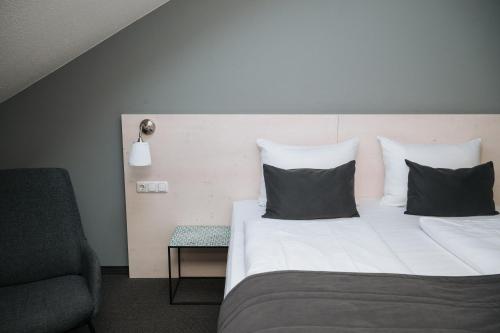Una cama o camas en una habitación de Alpenglühen Smart Hotel