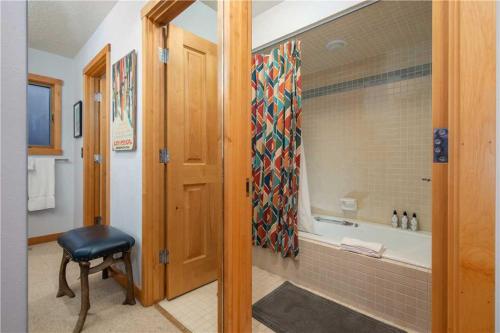 Ένα μπάνιο στο RMR: Greyling 4511 Condo in The AspensWilsonWY