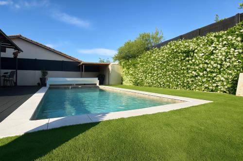 - une piscine avec un banc dans la cour dans l'établissement Villa Prestige Piscine, barbecue, Clim, Jardin top prosconciergerie, à Cournonterral