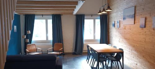 ButtesにあるAuberge des Fées - studioのテーブルと椅子とソファのあるリビングルーム
