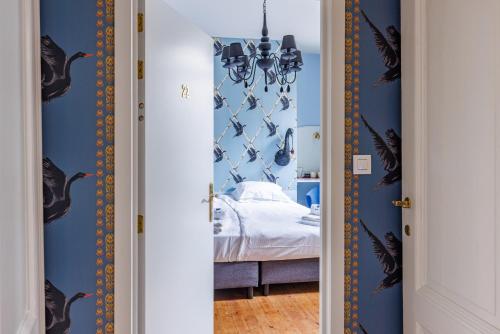 a bedroom with blue walls and a bed at The Black Swan Hotel in Bruges
