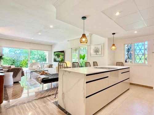Sea Breeze Luxury Hacienda Elviria - EaW Homes