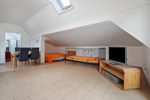 a living room with a room with a bed and a tv at Storchensommer in Blankensee