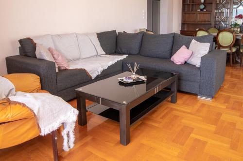 Posezení v ubytování Volos Large Apartment Sea View