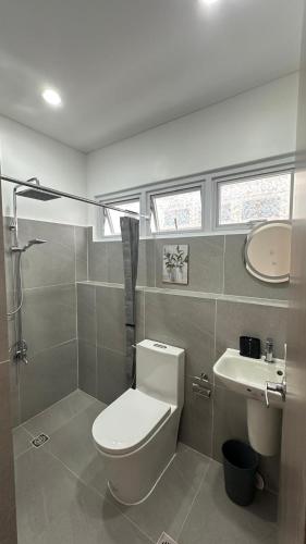 ein Badezimmer mit Toilette und Waschbecken in der Unterkunft Serenity Bliss Townhouse in Aga