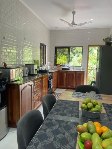 Una cocina con una mesa con un bol de fruta encima. en Alilo Apartment, en Victoria