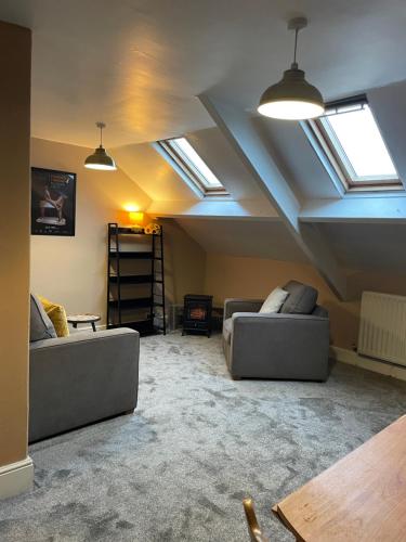 Posezení v ubytování Room with Newly Renovated Private Bathroom above Village Pub Stag Inn Crosby Maryport