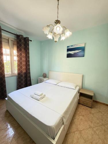 Postel nebo postele na pokoji v ubytování Leo Apts