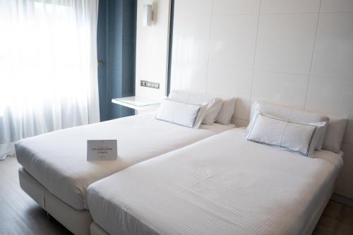 Postel nebo postele na pokoji v ubytování Hotel Málaga Nostrum Airport