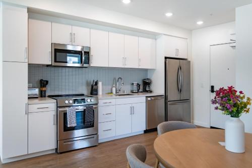 a kitchen with white cabinets and stainless steel appliances at Luxury 2 Bedroom Residence With Fitness and Outdoor Pool in Los Angeles