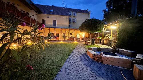 Vonkajšia záhrada v ubytovaní Relax Hotel Stork