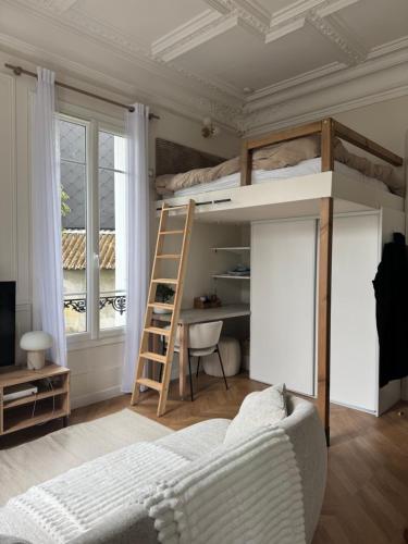 1 dormitorio con literas, escalera y escritorio en Studio près de la gare de Rouen, en Rouen