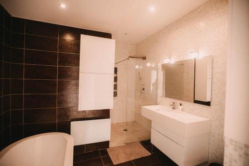 une salle de bain avec un lavabo, des toilettes et un miroir dans l'établissement Grand appartement Haussmannien 160m2, à Besançon