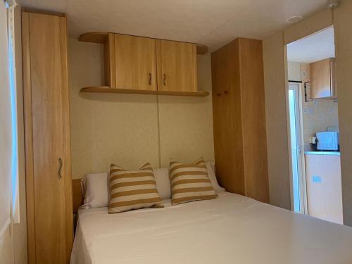 モライラにあるCamping Morairaのベッド1台(枕2つ付)
