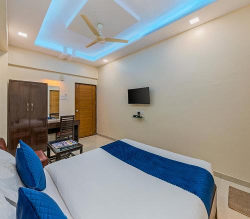 Una televisión o centro de entretenimiento en Hotel Anand Inn Residency Solapur