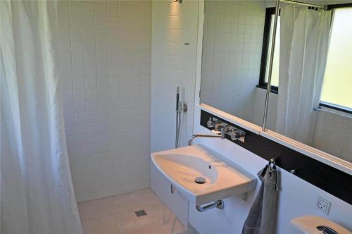 スタイにある1078-Stege-Kristtjornvej-33の洗面台と鏡のあるバスルーム