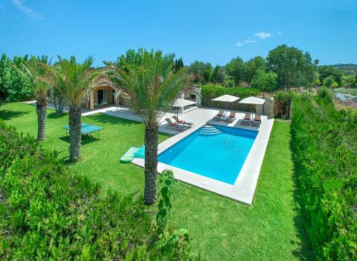 einen Luftblick auf eine Villa mit einem Pool und Palmen in der Unterkunft Owl Booking Villa Divina - Luxury Retreat in Pollença