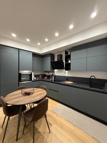 een keuken met een tafel en stoelen erin bij Diletta Luxury Apartment in Senigallia