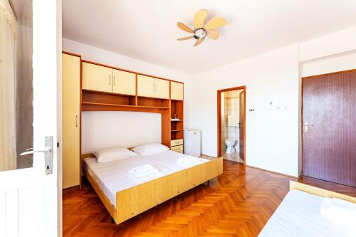 Ένα ή περισσότερα κρεβάτια σε δωμάτιο στο Rooms Vida in Center Novalja With Pool