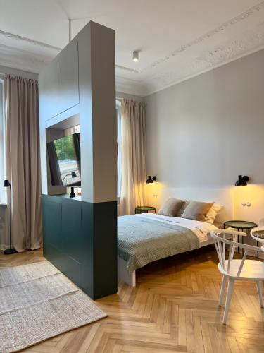 a bedroom with a large bed and a mirror at Apartamenty 1M11 Centrum - opcjonalne miejsce parkingowe, dostęp na kod, NETFLIX in Łódź