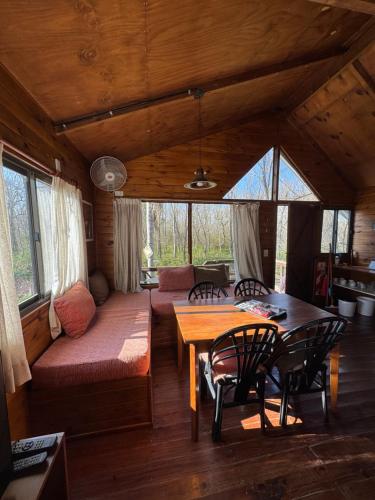 a living room with a couch and a table at Cabañas El Tercer Ojo Tigre in Tigre