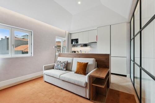 una sala de estar con un sofá y una mesa en GuestReady - Stylish base steps from attractions, en Oporto
