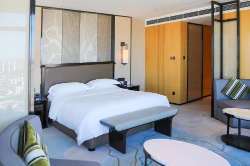Postel nebo postele na pokoji v ubytování Hilton Zhuzhou