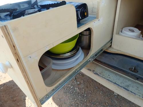 un cajón en un armario con platos en él en Discovery Canarias III, en San Miguel de Abona