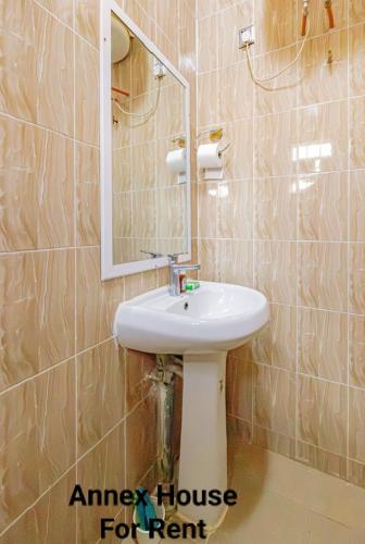 Ένα μπάνιο στο Annex House For Rent