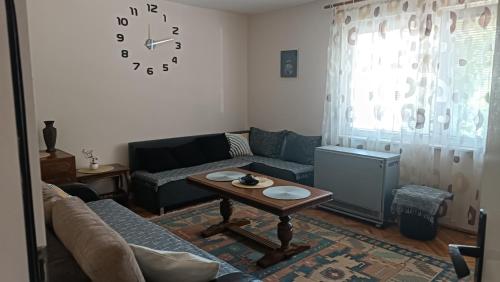 un soggiorno con un divano e un tavolo di Apartman Nešković a Veliko Gradište