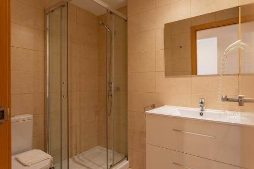 サン・アントニオ・デ・カランジャにあるResidencial Super Stop Apartaments Torre Valentinaのシャワー、洗面台、トイレ付きのバスルーム