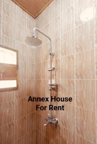 Ένα μπάνιο στο Annex House For Rent