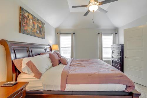 ein Schlafzimmer mit einem Bett und einem Deckenventilator in der Unterkunft 14 Mi to Dtwn OKC Quiet Yukon Gem in Yukon