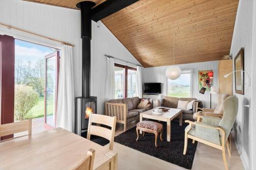 Una sala de estar con un sofá y una chimenea. en R905-Rodvig-Stevns-Stuven-5, en Rødvig