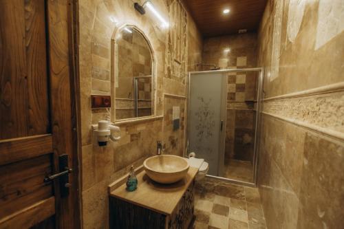 a bathroom with a bowl sink and a shower at Timur inn Cappadocia in Goreme
