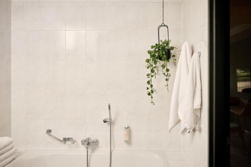 Un baño de Van der Valk Hotel Volendam - Recently renovated