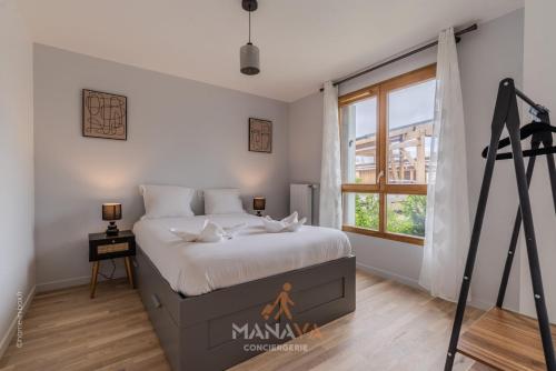 a bedroom with a large bed and a window at La Villa Maupiti, 12pers, 7 min Disneyland Paris in Serris