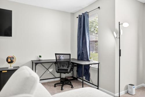 een slaapkamer met een bureau en een stoel bij Styling Gem 5mins to Downtown pool-gym-parking in Durham