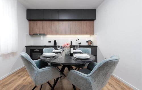 Η κουζίνα ή μικρή κουζίνα στο 2 Bedroom Beautiful Home In Posedarje